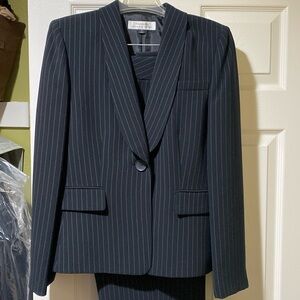 TAHARI pants suit